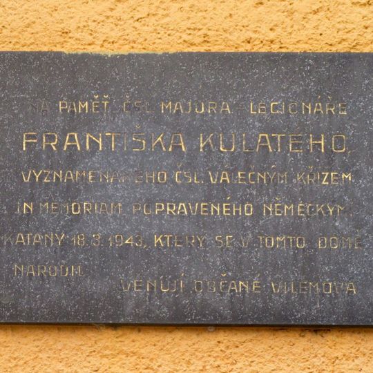 Pamětní deska ve Vilémově naproti hospodě