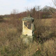 Podstavec s ulomeným křížem u silnice 15 v Třebenicích