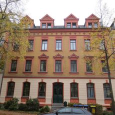 Mietshaus in geschlossener Bebauung mit Vorgarten Gustav-Adolf-Straße 12