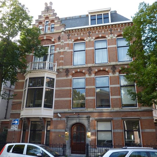 Vrijstaande villa in neo-renaissance stijl met ijzeren tuinhek