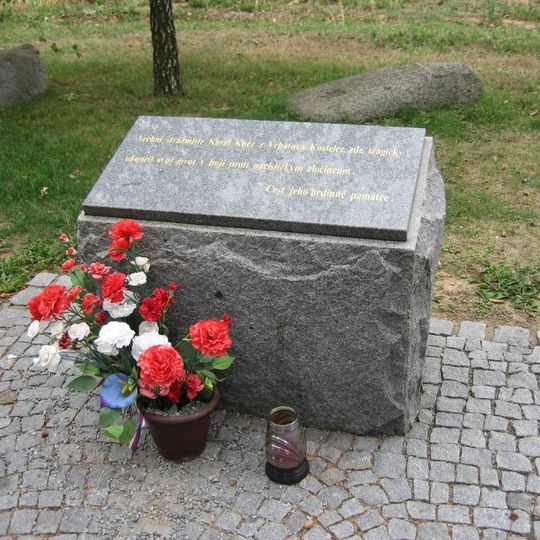 Pomník Karla Kněze u silnice z Louky do Habrovče