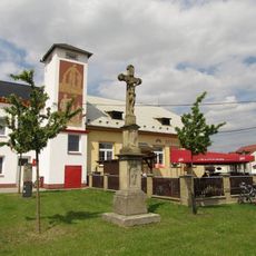 Kříž ve Třech Dvorech před hasičskou zbrojnicí