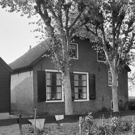 Boerderij, langhuis met riet gedekt, hoge opkamer