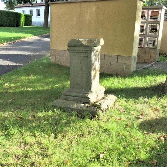 Kříž u vstupu do hřbitova v Chodově