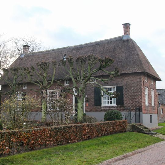 Boerderij op de weg naar de kerk, middenlangsdeeltype met t-huis