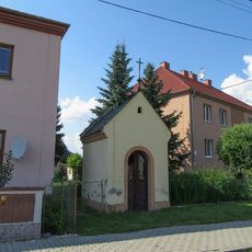 Kaplička v Mladči u hlavní silnice