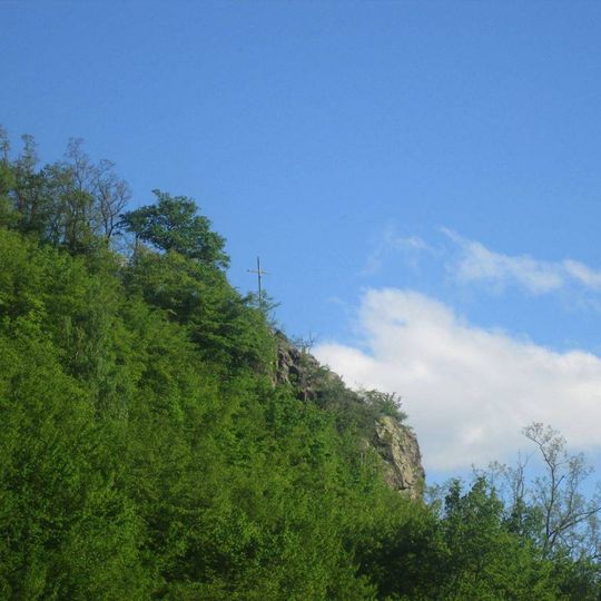 Kříž na skále nad řekou Berounkou u Nadryb