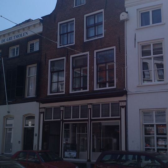 Pand met topgevel met in- en uitgezwenkte contouren, geprofileerde dekplaten en ontlastingsbogen