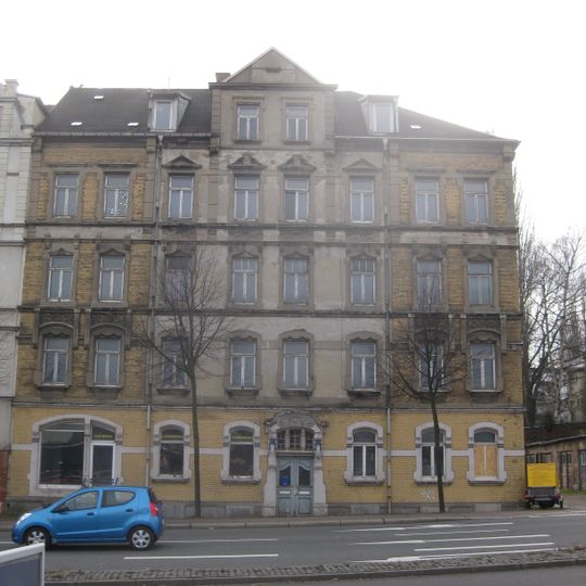Mietshaus in halboffener Bebauung Neefestraße 107