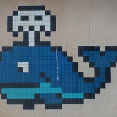 Mosaico representando una ballena azul expulsando agua por su orificio nasal.