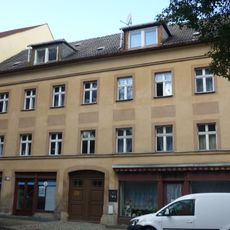 Wohnhaus in geschlossener Bebauung, mit zwei Läden Nikolaigraben 11