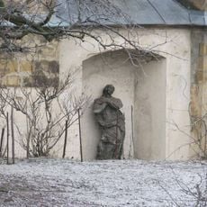 Socha Panny Marie ve výklenku zadní zdi kostela Narození Panny Marie v Roudnici nad Labem
