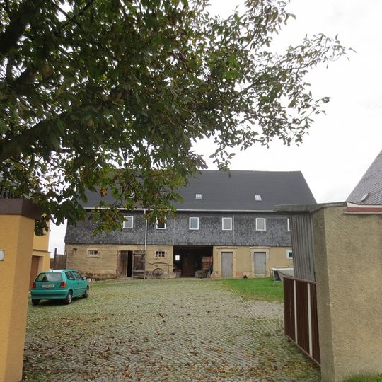 Seitengebäude und Scheune eines Dreiseithofes Jägerschlößchenstraße 105