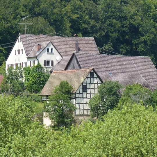 Bauernhof und ehemaliger Burgstall in Dörnhof