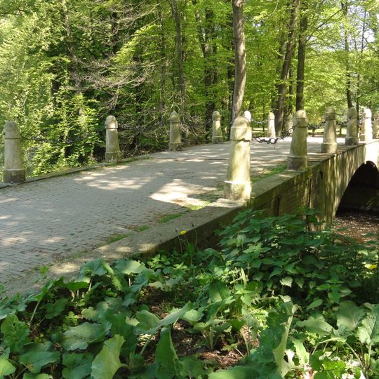 Huis te Hemmen, stenen toegangsbrug met hek