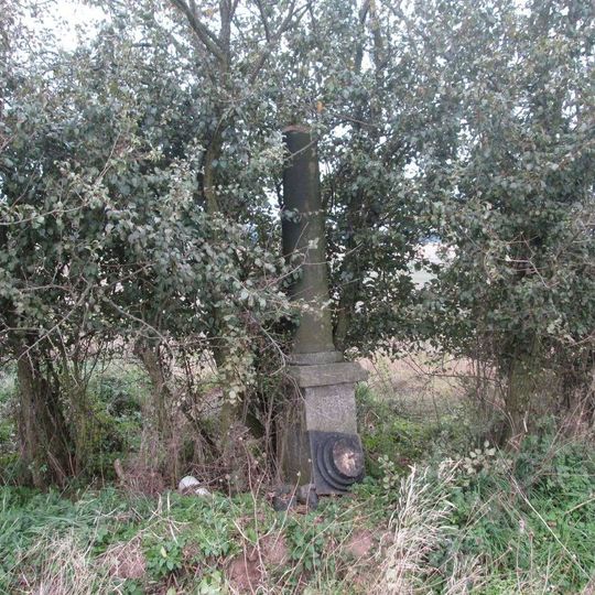 Kříž západně od Přestavlk u polní cesty