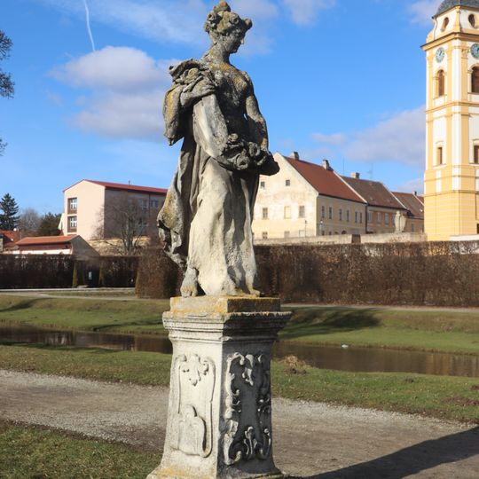Socha Flóry v zámeckém parku zámku Jaroměřice nad Rokytnou