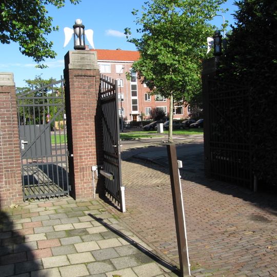 Begraafplaats: toegangshek