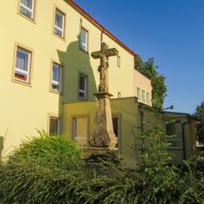 Kříž v Leštině vedle kaple