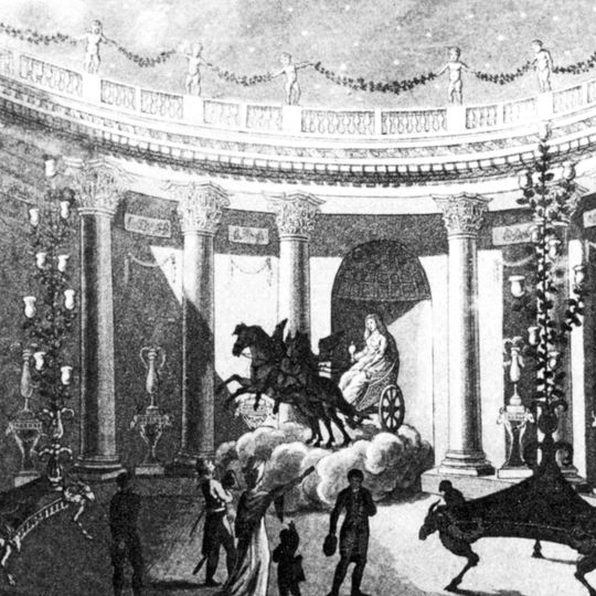 Tempel der Nacht und Bogenbrücke im Schlosspark von Schönau