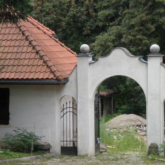 Brama-łącznik z kratą