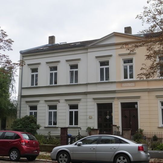 Mietshaus in geschlossener Bebauung konzipiert, mit Vorgarten und Einfriedung Heinrich-Beck-Straße 23