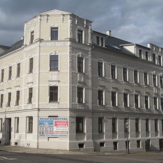 Mietshaus in Ecklage in ehemals geschlossener Bebauung Bernhardstraße 111