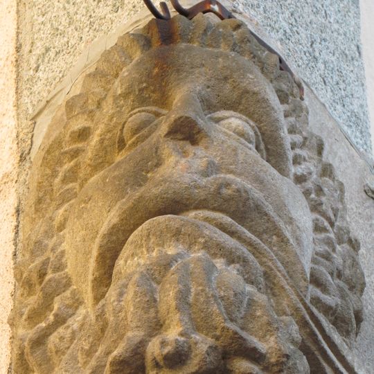Escultura al carrer del Torrent, 25