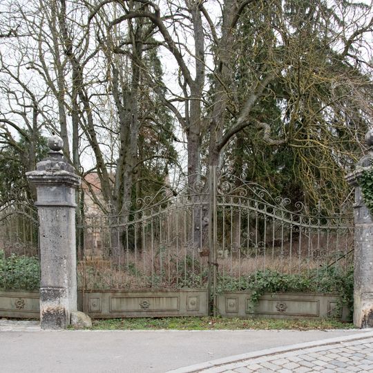 Nuschweg 2, Einfriedung