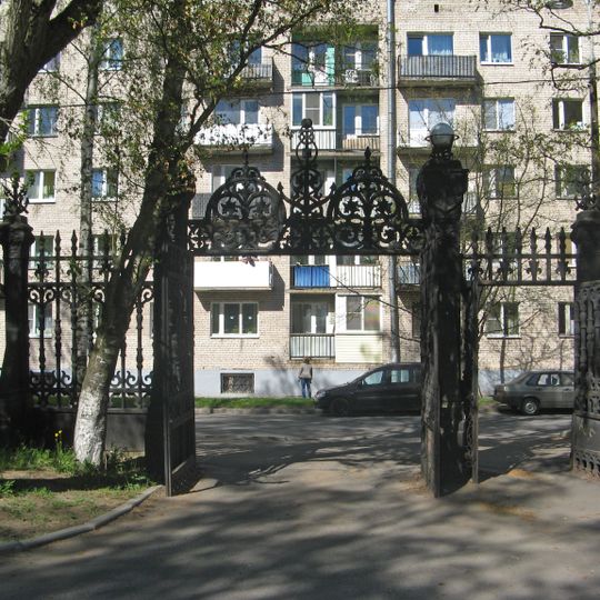 Ограда между служительскими флигелями