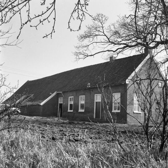 Hallenhuisboerderij met dwarsdeel en terugliggende baander