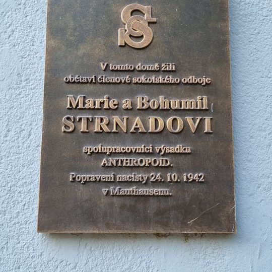 Pamětní deska manželů Strnadových na domě Pivovarnická 1844/15 v Libni
