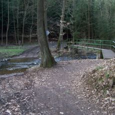 Lávka přes Mnichovku u rozcestníku pod Hláskou