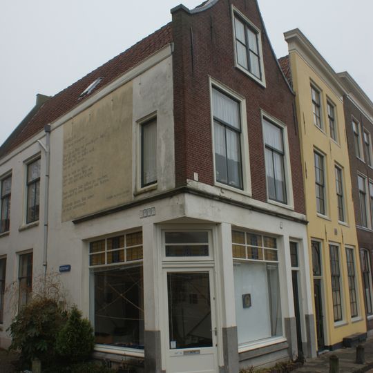 Pand met tuitgevel. Moderne winkelpui