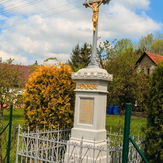 Kříž v České Rybné ve středu obce