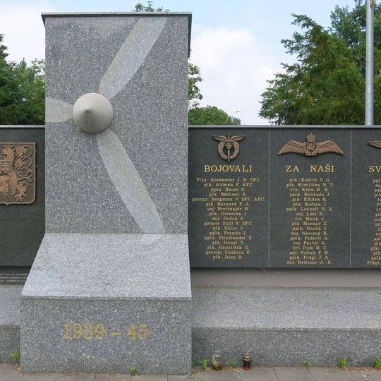 Pomník padlým letcům v Plzeňské ulici v Žatci