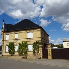 Seitengebäude und Toreinfahrt eines Bauernhofes Hauptstraße 46