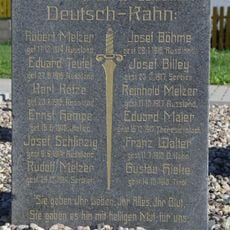 Pomník padlým v 1. světové válce na návsi v Lučním Chvojně