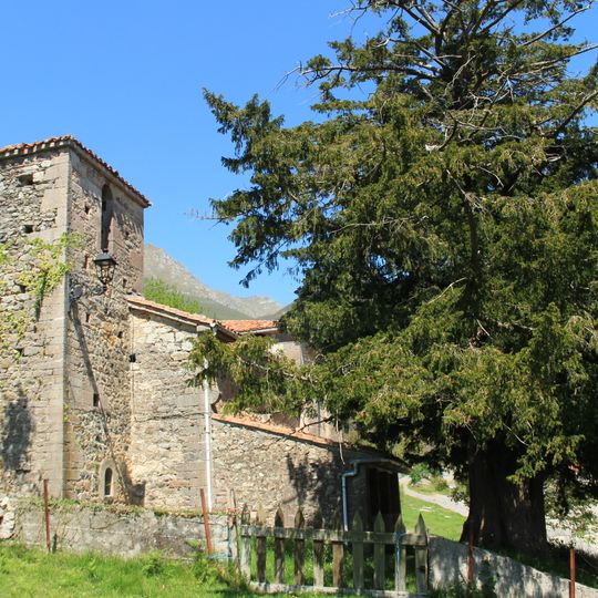 Campo de iglesia de San Pablo de Arangas
