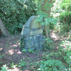 Pomník nejasného účelu naproti domu 34 ve Velkém Hubenově