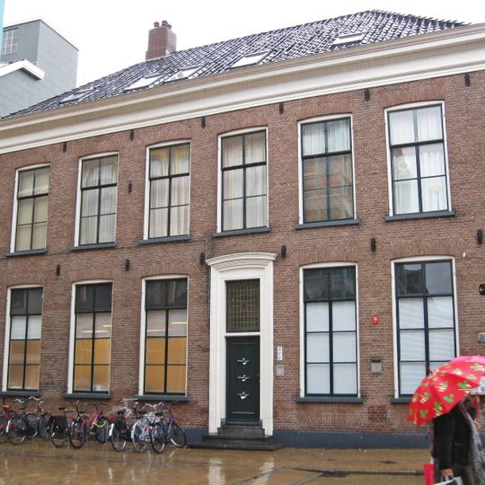 Pand van zes traveeën breed