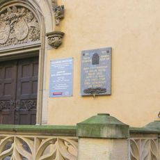 Pamětní deska padlým legionářům u vstupu do muzea na zámku v Poděbradech