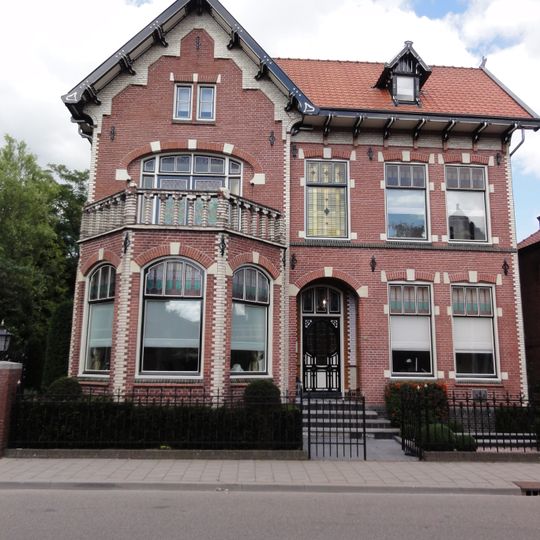 Vrijstaand rij gedetailleerd woonhuis met hek