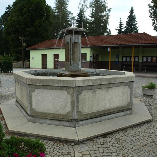 Kašna na náměstí v Lukách nad Jihlavou