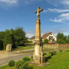 Kříž v Lesnici u kostela