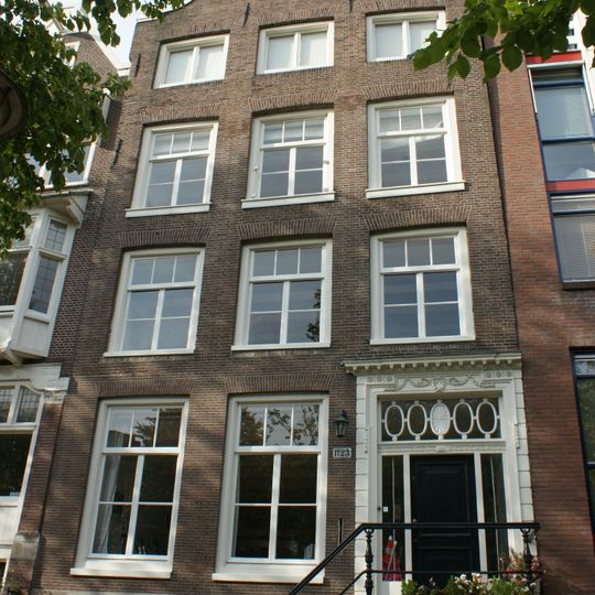 Pand met gevel onder latere rollagentop