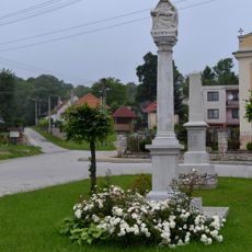 Pieta, stĺp s podstavcom