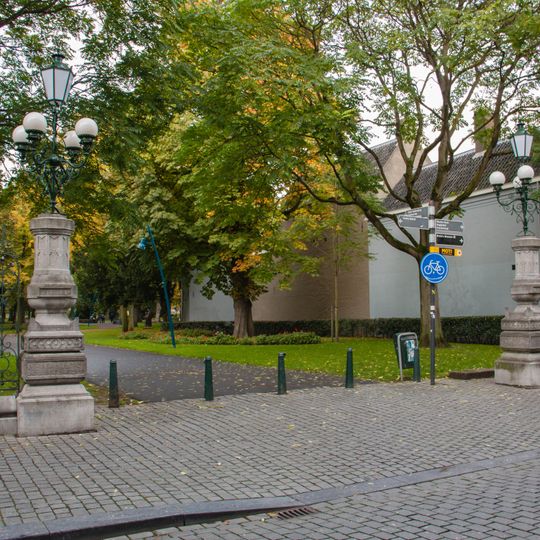 Aan de ingang van het Valkenberg twee lantaarns met hardstenen onderbouw en veelarmige ijzeren luchters, als gaslantaarns geplaatst omstreeks 1860