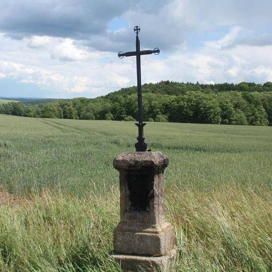 Kříž za železničním přejezdem v Lubenci směr Chyše