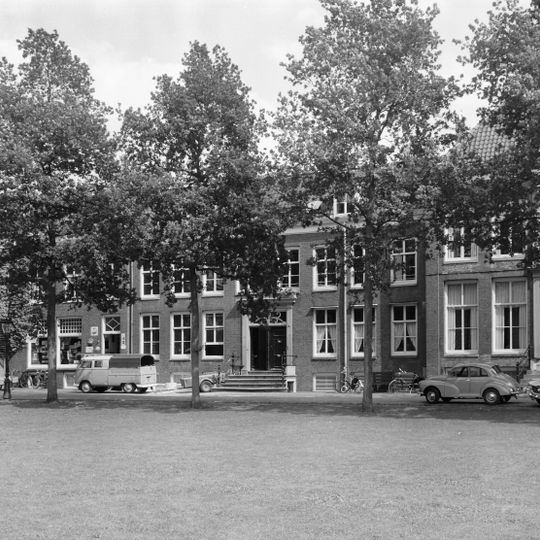 Pand haaks op nr 15: sobere lijstgevel met winkel